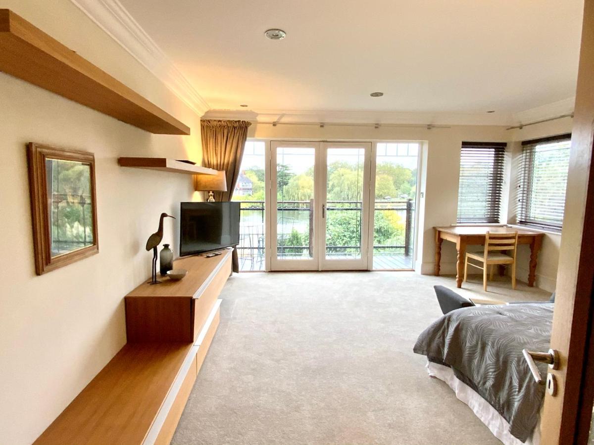 Private Room - The River Room At Burway House On The River Thames Chertsey Exterior photo